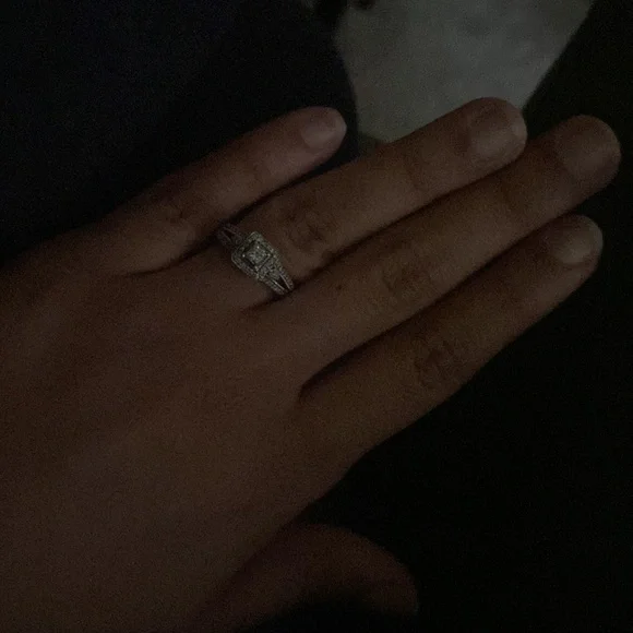 10k White Gold Diamond Engagement Ring - Picture 8 of 12